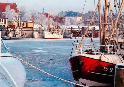 AK / Ansichtskarte  Husum__Nordfriesland Hafen im Winter Fischkutter 