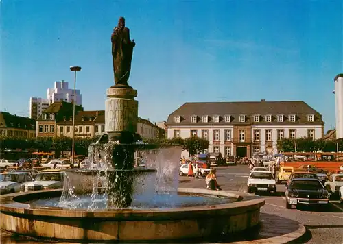 AK / Ansichtskarte  Saarlouis_Saarlautern Grosser Markt Brunnen 