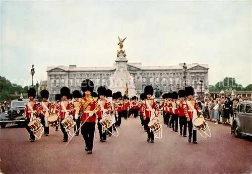 AK / Ansichtskarte 73901694 Leibgarde_Wache_Life_Guards Guards Band Leaving Buckingham Palace London 
