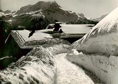 AK / Ansichtskarte  Wergenstein_GR Dorfpartie mit Piz La Tschera im Winter Wergenstein_GR