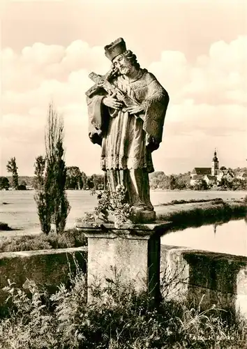 AK / Ansichtskarte  Forchheim_Oberfranken St Nepomuk auf der Regnitzbruecke mit Blick auf Burk Forchheim Oberfranken