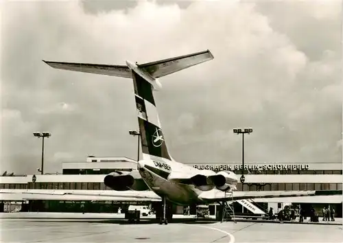 AK / Ansichtskarte  Schoenefeld_Berlin Flughafen H 62 vor der neuen Passagierabfertigung Schoenefeld Berlin