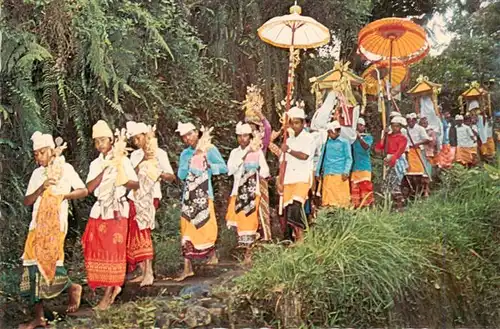 AK / Ansichtskarte  Bali__Indonesia Acquiring the holy water from one of the holy spring