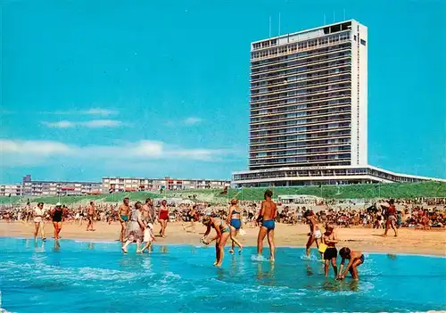 AK / Ansichtskarte  Zandvoort_-aan-Zee_Noord_Holland_NL Strand met Bouwes Palace