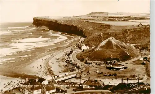 AK / Ansichtskarte  Saltburn-by-the-Sea_UK Sands and Hunt Cliff 