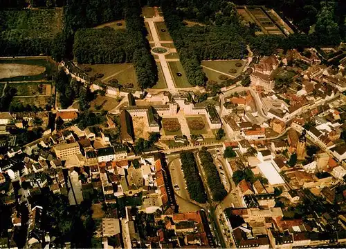 AK / Ansichtskarte 73907085 Schwetzingen Altstadtblick mit Schloss und Schlossgarten Fliegeraufnahme