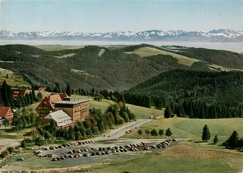 AK / Ansichtskarte 73907747 Feldberg_1450m_Schwarzwald Fliegeraufnahme mit Hotel Feldberger Hof und Schweizer Alpen 