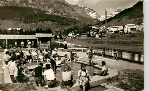 AK / Ansichtskarte  Leukerbad_Loueche-les-Bains_VS Touristen und Spaziergaenger nehmen ein Fussbad an heisser Quelle