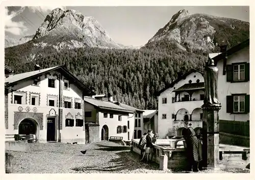 AK / Ansichtskarte  Scuol_Schuls_GR Dorfplatz Brunnen