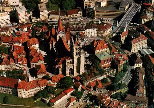 AK / Ansichtskarte  Lausanne_VD Vue aerienne de la vieille avec la cathedrale