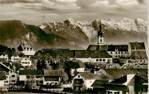 AK / Ansichtskarte  Murnau_Staffelsee Ortsansicht mit Kirche im Bann seiner Berge