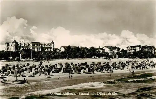 AK / Ansichtskarte 73910319 Ahlbeck_Ostseebad Strand mit Duenenstrasse