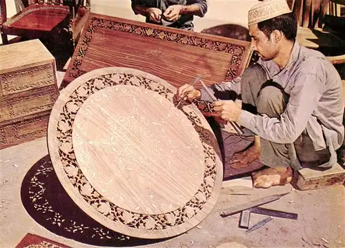 AK / Ansichtskarte 73910874 Peshawar_Pakistan A Woodcraftsman