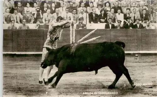 AK / Ansichtskarte  Stierkampf_Corrida_de_Toros_Bullfight Foto Mateo Arruza Banderilleando