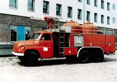 AK / Ansichtskarte 73912332 Feuerwehr_Fire-Brigade_Pompiers_Bomberos Pulverloeschfahrzeug Tatra 138