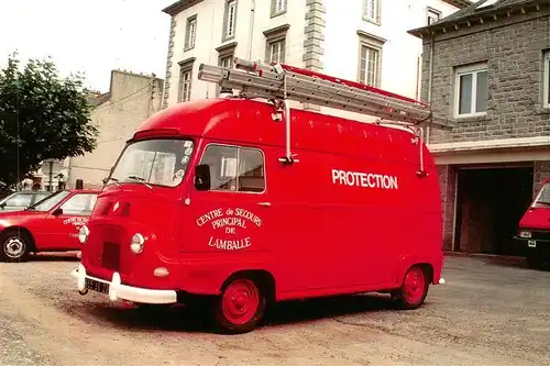 AK / Ansichtskarte  Feuerwehr_Fire-Brigade_Pompiers_Bomberos Nos Sapeurs-Pompieres 22400 Lamballe Estafette Renault 