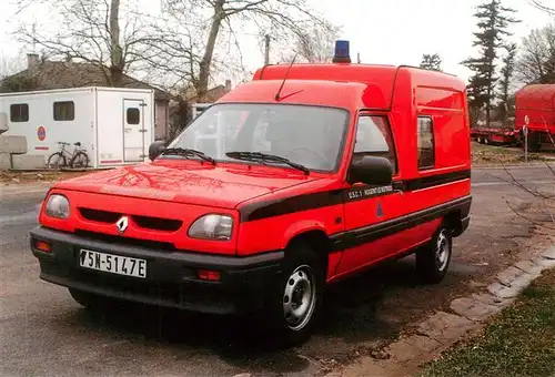 AK / Ansichtskarte  Feuerwehr_Fire-Brigade_Pompiers_Bomberos Renault Express 4 ch Quartier Sull 28400 