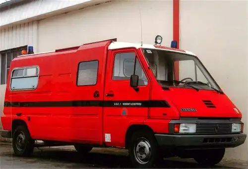 AK / Ansichtskarte 73912356 Feuerwehr_Fire-Brigade_Pompiers_Bomberos AR1 Renault Master T35-90 ch Ambulance Reanimation