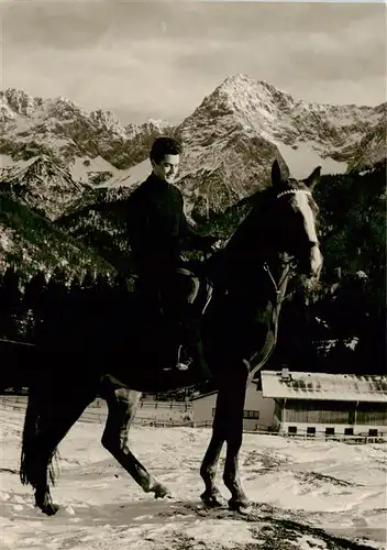 AK / Ansichtskarte  Garmisch-Partenkirchen Reiter im Vordergrund Winterpanorama