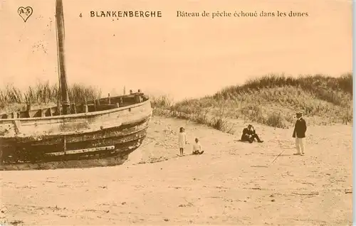 AK / Ansichtskarte 73914030 Blankenberghe_Blankenberge_Belgie Bateau de peche echoue dans les dunes