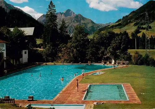 AK / Ansichtskarte 73915626 Riezlern_Kleinwalsertal_Vorarlberg mit Widderstein und Heuberg Schwimmbad