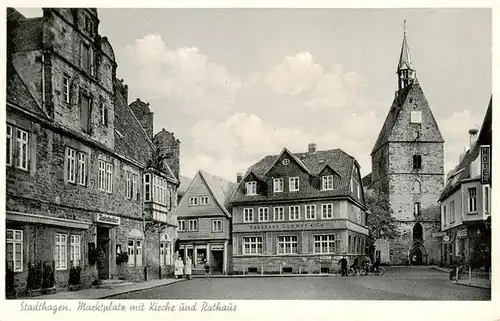 AK / Ansichtskarte 73915959 Stadthagen Marktplatz mit Kirche und Rathaus