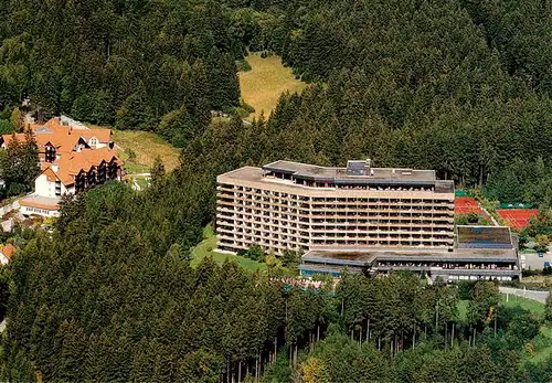 AK / Ansichtskarte 73917483 Braunlage Harz Wald Klinik und Hotel Maritim Fliegeraufnahme