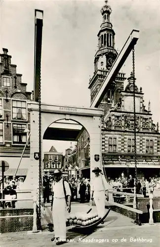 AK / Ansichtskarte  Alkmaar_NL Kaasdragers op de Bathbrug