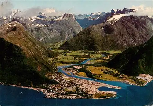 AK / Ansichtskarte 73917694 Romsdalen_Norge med Vengetind Romsdalshorn Trolltindene og Andalsnes