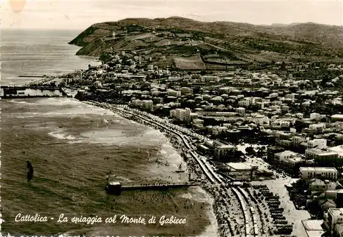 AK / Ansichtskarte  Cattolica__Provincia_Rimini_IT La spiaggia col Monte di Gabbice Fliegeraufnahme