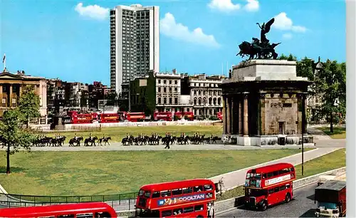 AK / Ansichtskarte  Hyde_Park Wellington Arch and the Hilton Hotel