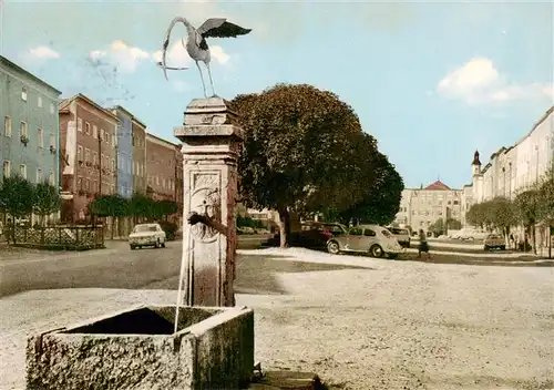 AK / Ansichtskarte 73919369 Tittmoning_Salzach Stadtplatz mit Storchenbrunnen