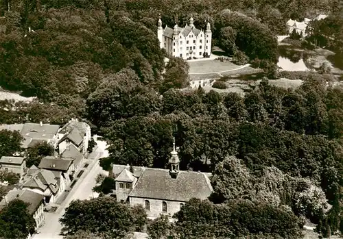 AK / Ansichtskarte 73919513 Ahrensburg Schloss und Kirche Fliegeraufnahme