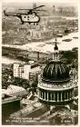 AK / Ansichtskarte 73919557 London__UK Helicopter over St Pauls Cathedral