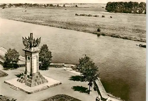 AK / Ansichtskarte 73921577 Torgau Denkmal der Begegnung an der Elbe Fliegeraufnahme