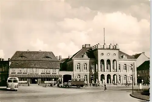 AK / Ansichtskarte  Neustrelitz Marktplatz mit Rathaus und Hotel Goldene Kugel