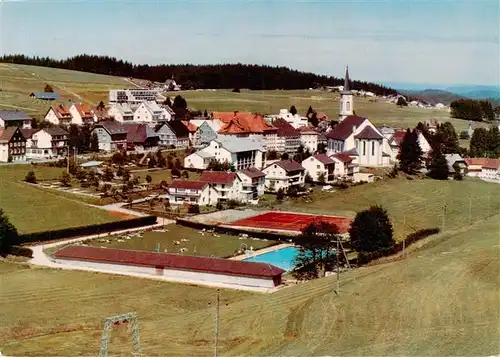 AK / Ansichtskarte 73922113 Schoenwald_Schwarzwald Ortsansicht mit Freibad Tennisplaetze und Kirche