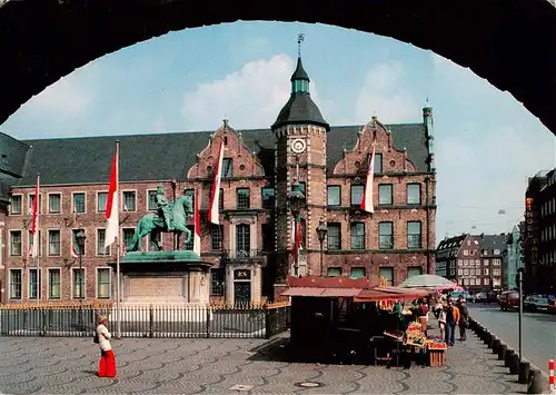 AK / Ansichtskarte 73923158 Duesseldorf Altstadt Rathaus mit Jan Wellem Denkmal