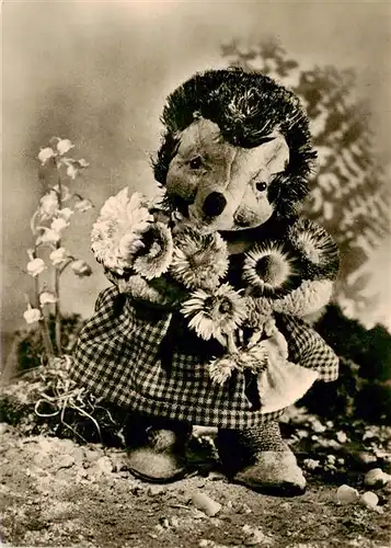 AK / Ansichtskarte 73923974 Puppe_Doll_Poupee_Kinderspielzeug Igelkarte-Serie Igel Blumen
