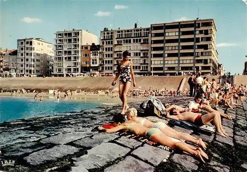 AK / Ansichtskarte 73924391 Knokke-Heist_Belgie Strand en zeedijk La plage et la digue