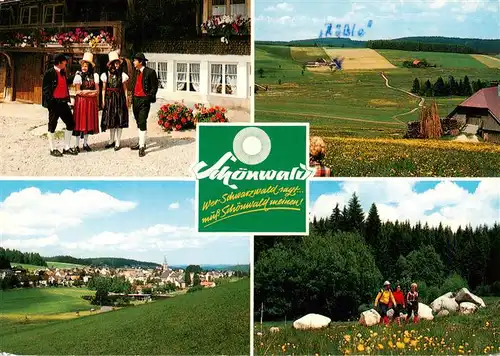 AK / Ansichtskarte  Schoenwald_Schwarzwald Schwarzwaelder Trachten Panorama Ortsansicht Spaziergaenger