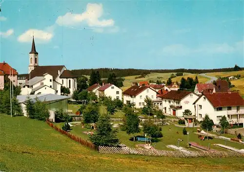 AK / Ansichtskarte 73927026 Schoenwald_Schwarzwald Ortsansicht mit Kirche Minigolf