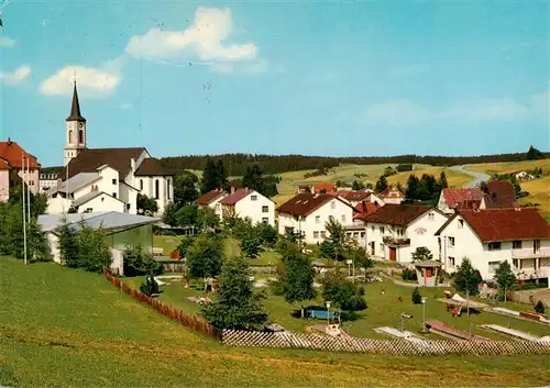 AK / Ansichtskarte  Schoenwald_Schwarzwald Ortsansicht mit Kirche Minigolf