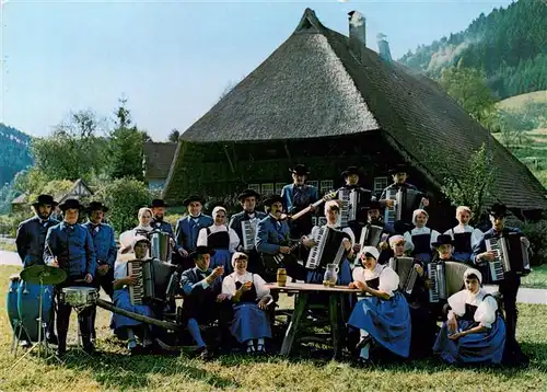 AK / Ansichtskarte 73927656 Gutachtal_Schwarzwaldbahn Akkordeon Orchester in der Alten Gutacher Tracht