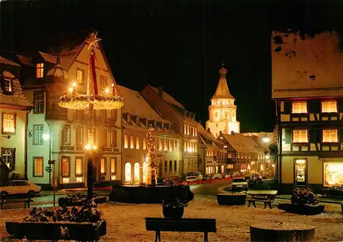 AK / Ansichtskarte 73927713 Gengenbach Marktplatz Brunnen Obertor bei Nacht