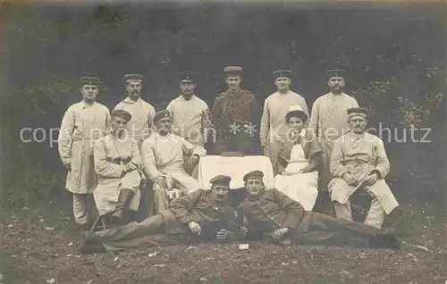 AK / Ansichtskarte  Militaria_Lazarett WK1 Gruppenfoto im Feld 