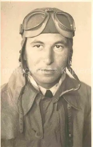 AK / Ansichtskarte 33928578 Militaria_Aviatik Pilot Uniform Helm Brille 