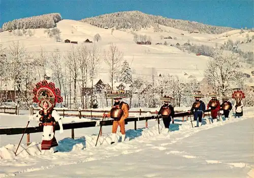 AK / Ansichtskarte  Urnaesch_AR Appenzeller Brauchtum Klausengruppe Trachten Winterlandschaft