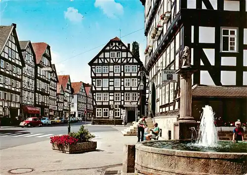 AK / Ansichtskarte 73935573 Melsungen_Fulda Am Rathaus Fachwerkhaeuser Brunnen