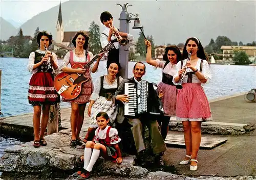 AK / Ansichtskarte 73935800 Schwalbach_Taunus Singende und musizierende Familie Moench